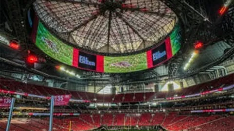 泰山外援瓦科巴黎圣诞之旅：温馨四口之家圣诞树前甜蜜合影曝光！